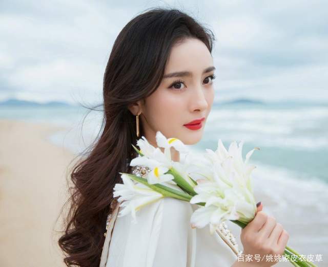 身材|杨幂穿A字小白裙,大衣身材曲线!大长腿实力抢镜!34岁仙气十足