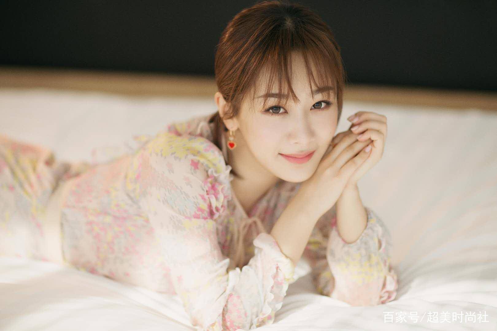 仙女|杨紫新杂志被曝抄袭王菲，瘦身轻盈换发型，看她如何走小仙女风？