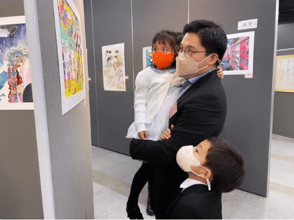 妈妈|霍中妍“旧”衣新穿！小白裙配波点开衫真淑女，新照名媛范儿十足