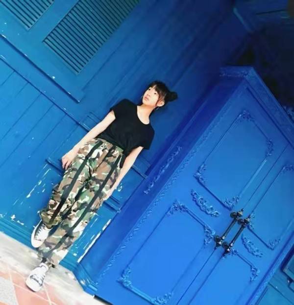 黑色|小S大女儿晒美照！15岁穿露脐装搭高腰裤秀身材，天生高级脸