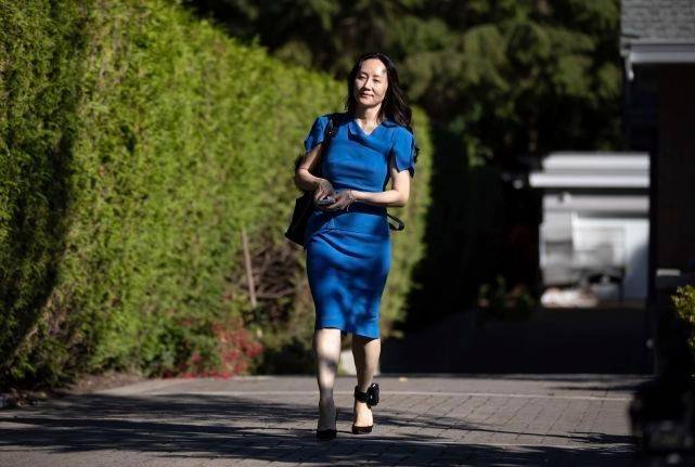 身材|孟晚舟私下造型不忍直视！穿紧身针织衫配百褶裙太显胖，更接地气