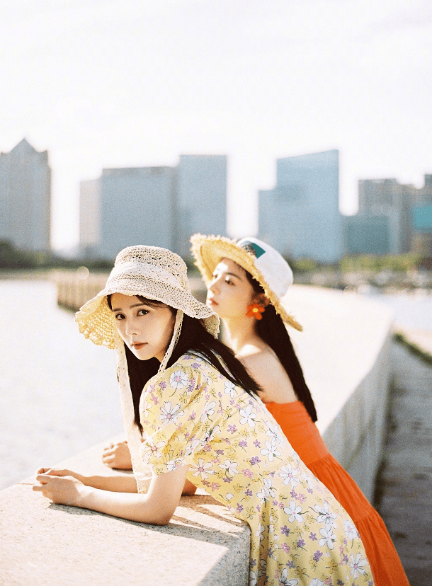 色彩|白鹿为了拉近和周洁琼的年龄，特意穿碎花裙同框，少女气质好清纯
