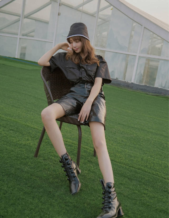 显得|麦迪娜升级“辣妈”后，一身工装风甜酷范，这哪里看得出生过娃？