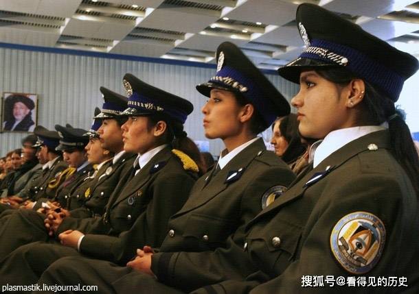 现在塔利班来了,阿富汗的女子一个个又要穿上黑色罩袍,被赶回家去了