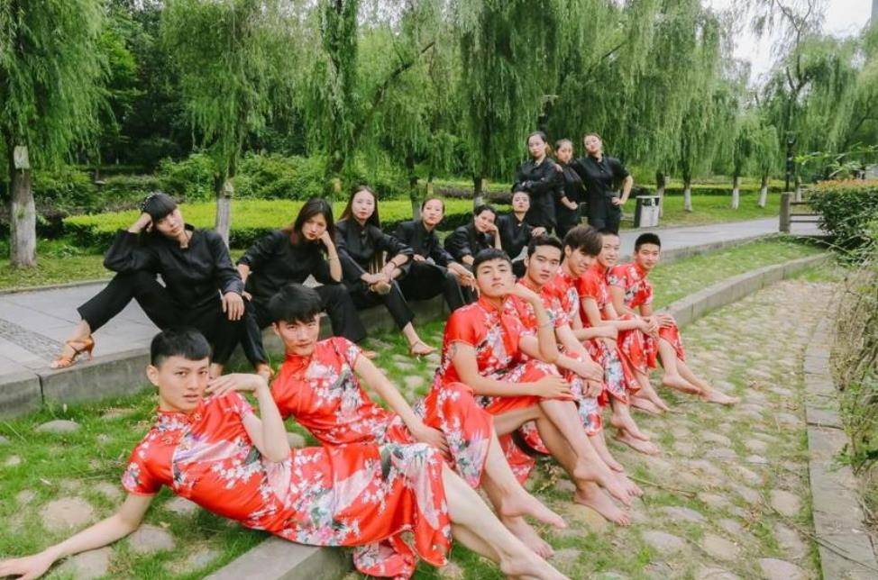 事情|大学生“旗袍毕业照”走红，男生比女生还妖娆，网友：这谁受得了