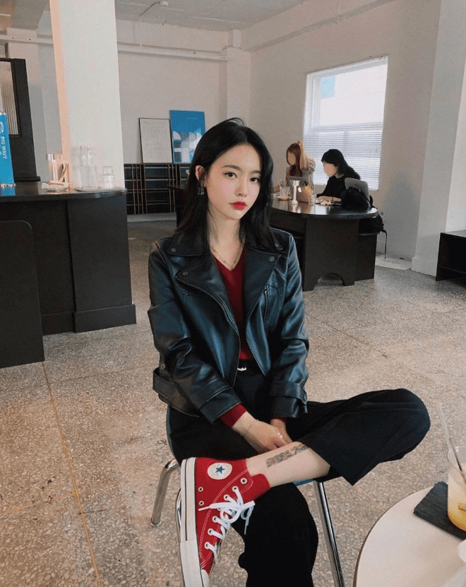 野野|T恤+皮衣,秋日吸睛100%!