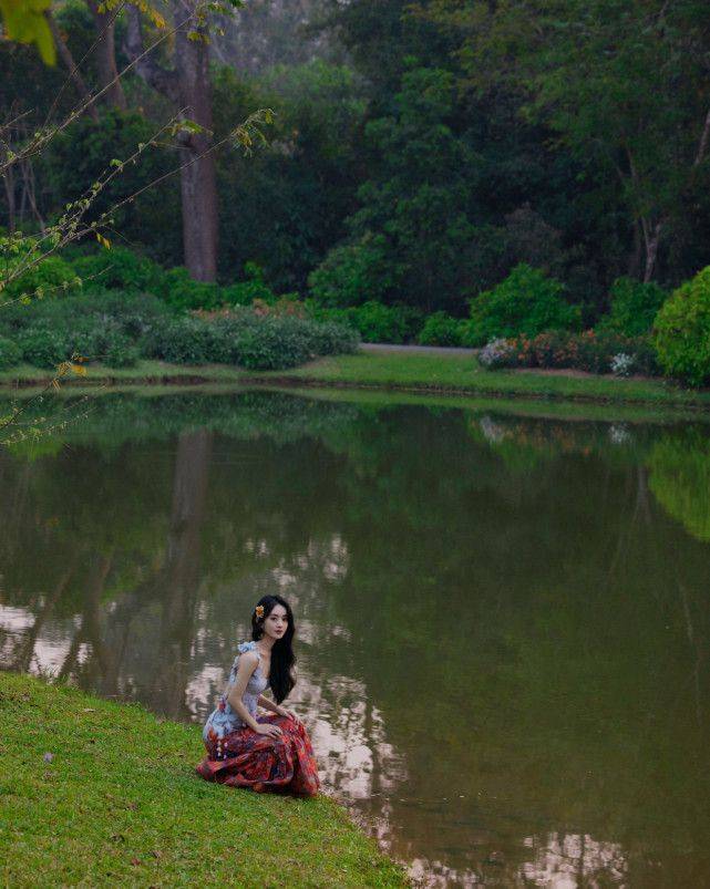 赵丽颖|赵丽颖晒美照，小圆脸精致又可爱，穿羽毛裙变身小仙子