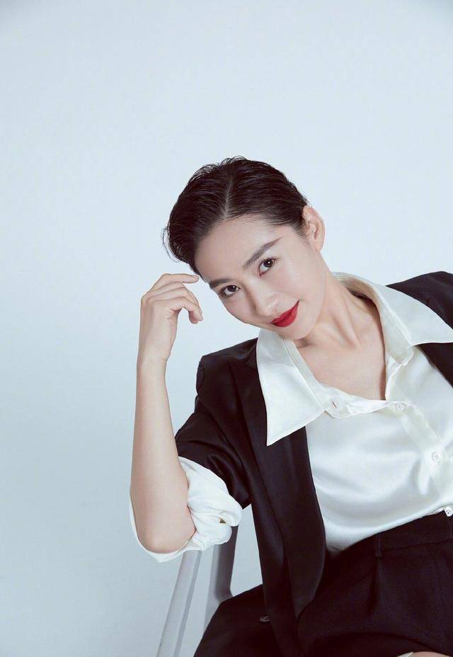 黑色|“安陵容”短发A爆！梳“油头”衬衣扣子解一颗，眼神帅气又迷人