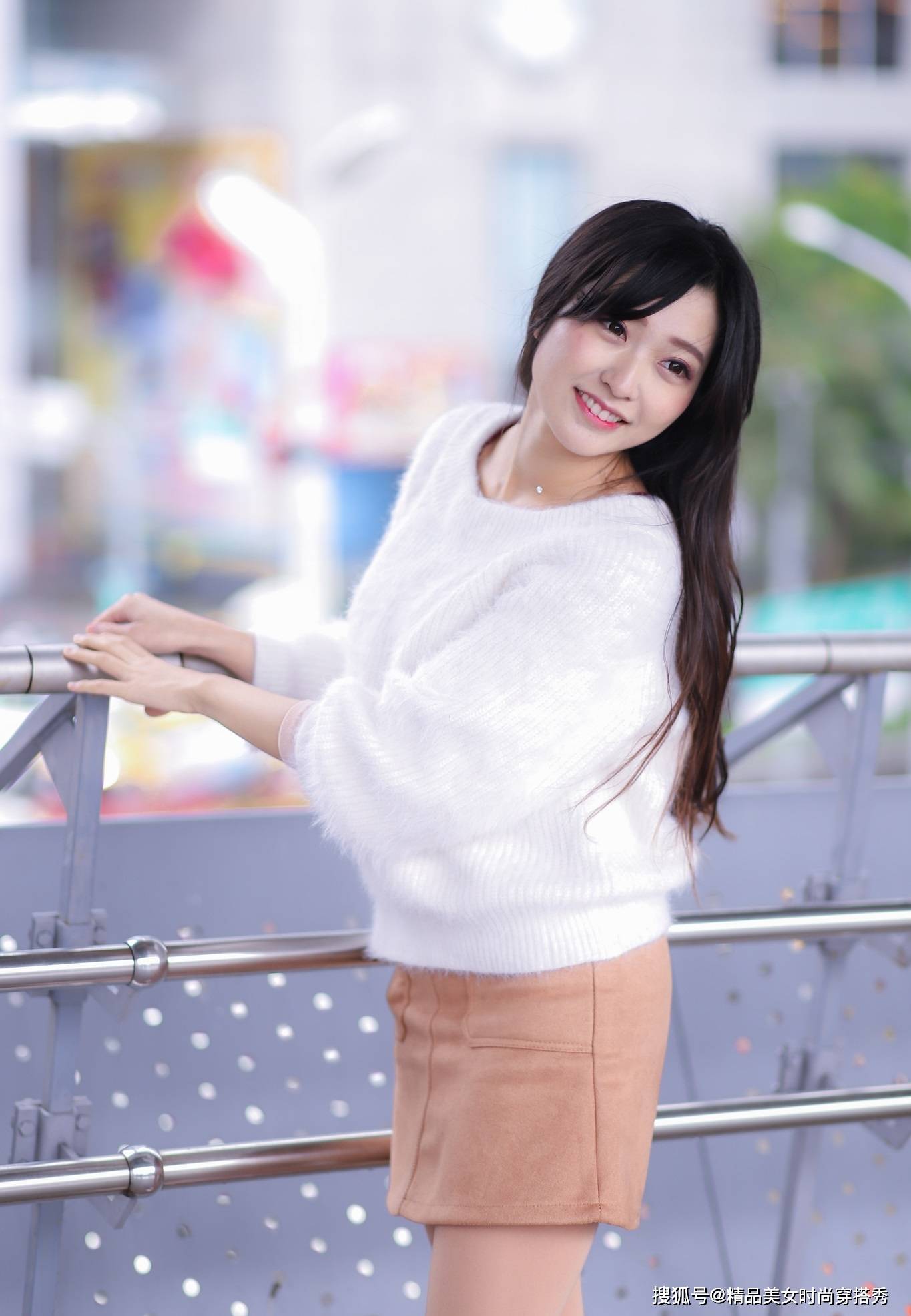 短裙|美女身着米色西服短裙，搭配出精致的造型，展示出女人柔和的美