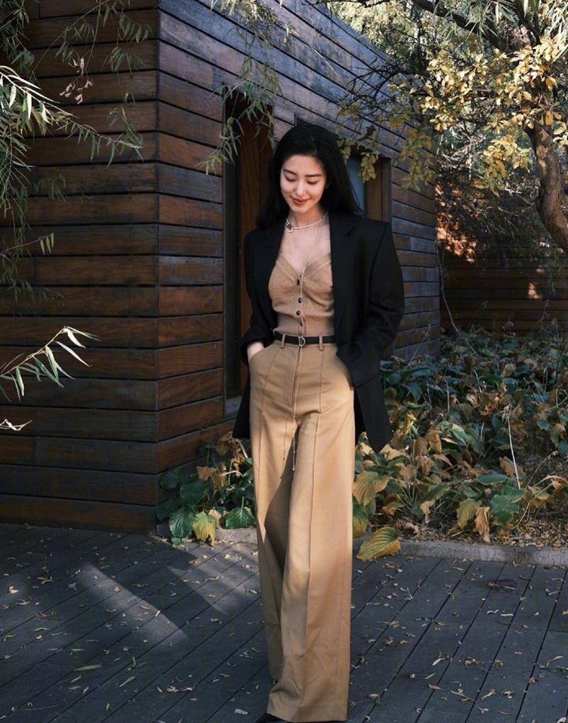 设计|今年秋天的流行色系穿搭，不是黑白灰，而是大地色，复古又高级