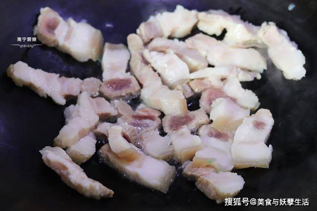 做法|回锅肉这样做吃着才过瘾，肥而不腻，超级下饭，每次做一盘不够吃