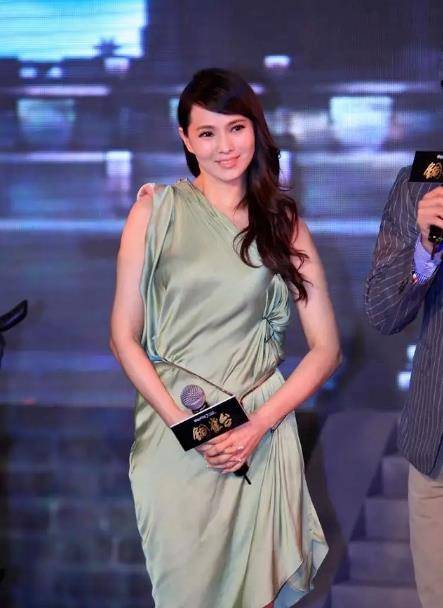 面料|伊能静扮嫩很成功,一袭缎面露肩裙,与小19岁刘亦菲同框不显老