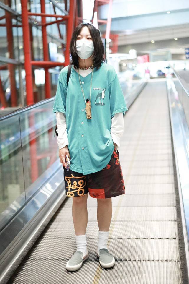 中性|长发的窦靖童也挺潇洒的，中分头发有点“油”，但率性穿搭不违和