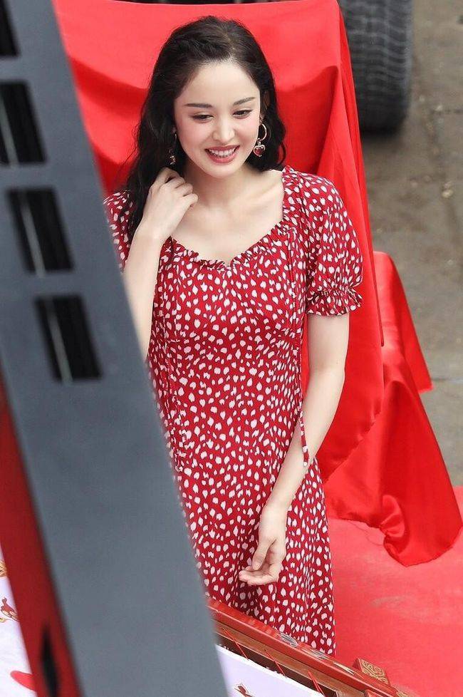 元素|复古又摩登的“波点元素”火了，日常穿搭记住这几种款式，真洋气