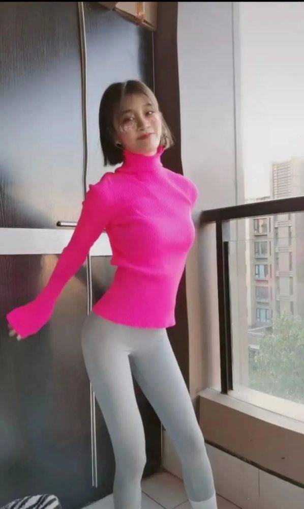 身材|曹云金前妻32岁唐菀在家真放得开,穿健美裤健身,马蜂腰太惊艳