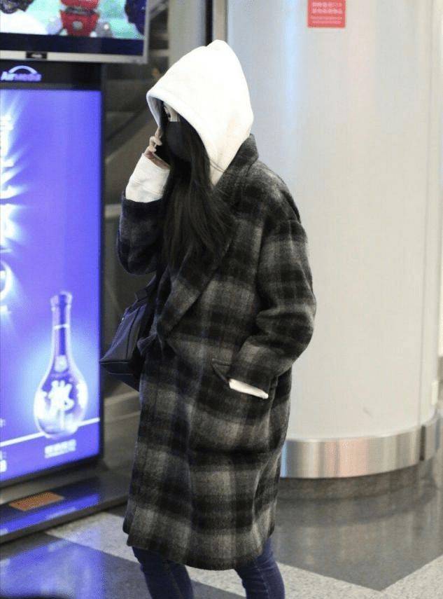 黑色|姚笛终于时髦一次，穿格纹大衣搭连帽卫衣优雅减龄，气质惊艳