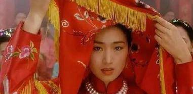 身材|55岁巩俐穿露背裙太性感，丰满身材太吸睛，背部肌肉发达