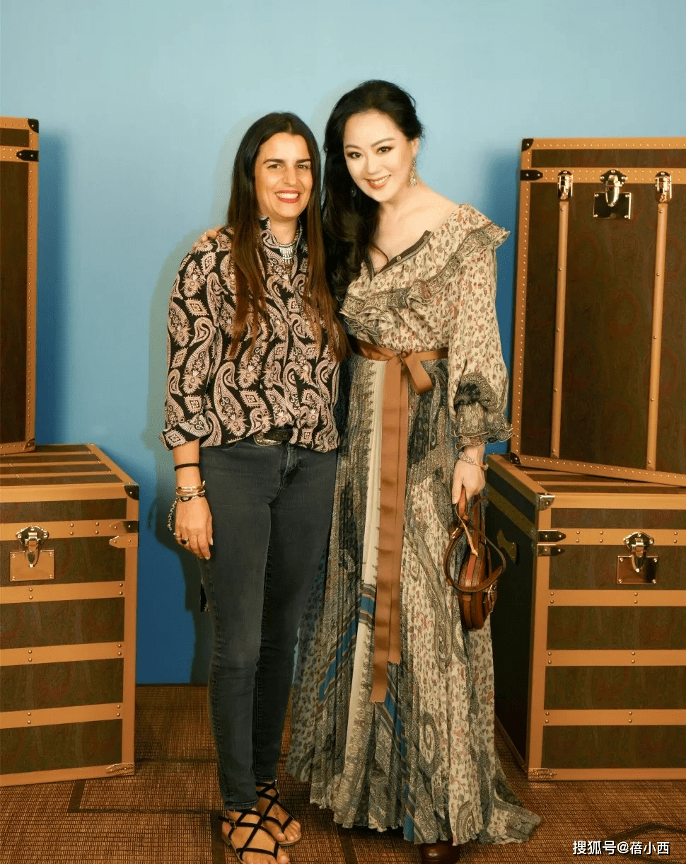 章小蕙|章小蕙的上流贵妇生活让人羡慕，穿白衬衫配半身裙，高级感藏不住