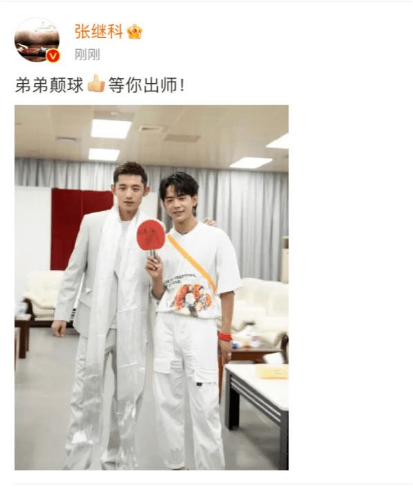 丁真|张继科教丁真颠球太难见！他穿西装变绅士儒雅，丁真却少年感十足