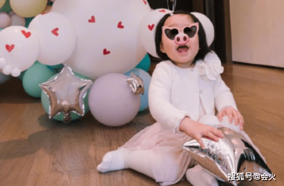 婴儿|36岁周柏豪二胎得子，婴儿头发浓密耳朵红彤彤，儿女双全家庭幸福