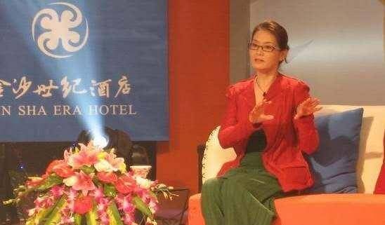 条纹|65岁老戏骨潘虹尝试“红配绿”！穿14年前旧衣，围巾太时髦了