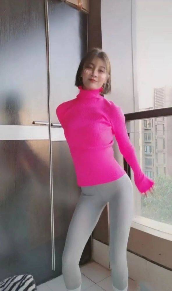 身材|曹云金前妻32岁唐菀在家真放得开,穿健美裤健身,马蜂腰太惊艳