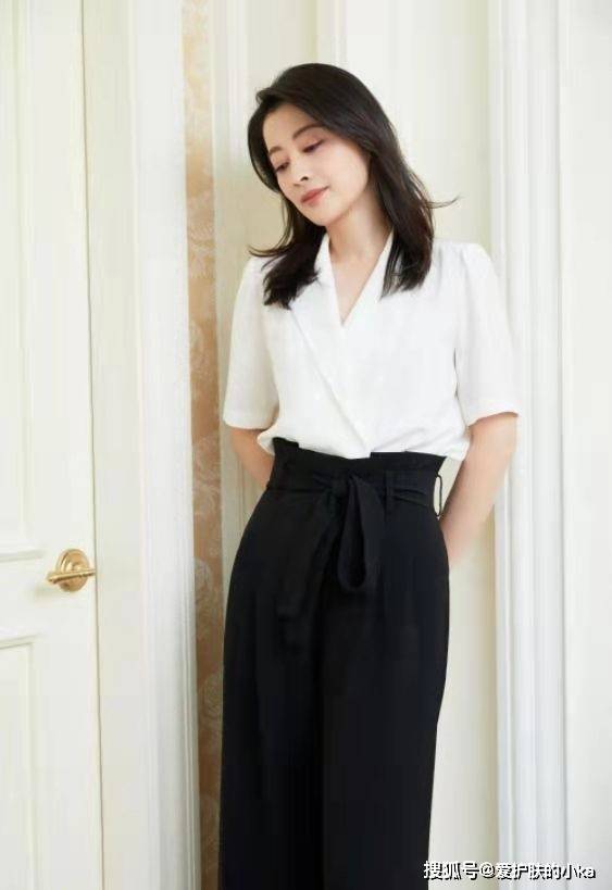 感觉|梅婷才是真正的时髦精！穿“白+黑”不仅不显老，反倒精致又高级