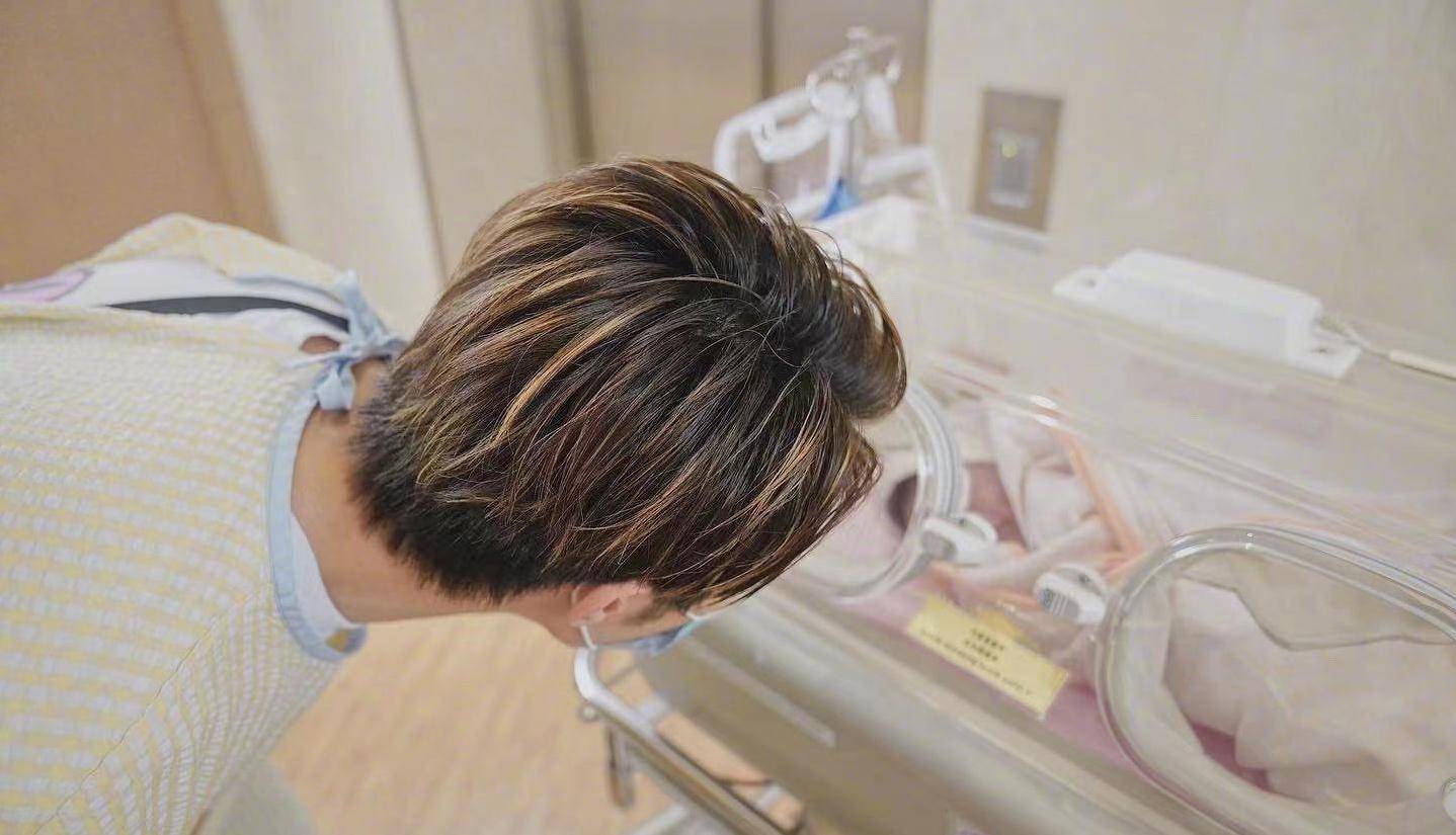 慈父|36岁男星喜得二胎！怀抱宝宝一脸慈父笑，和爱妻结婚5年儿女双全