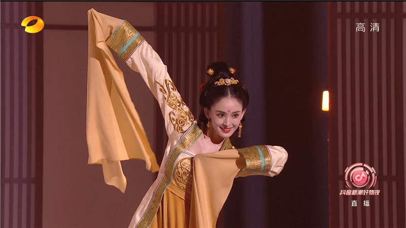 张萌|芒果817晚会女星状态大赏:娜扎紧张频卡词,张萌浮肿,硬糖全员扮嫩