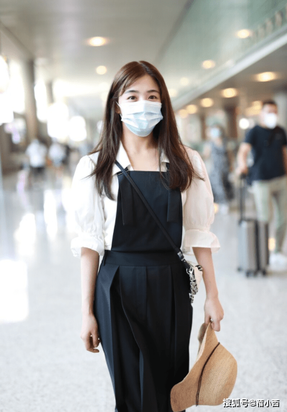 黑色|张含韵越来越会打扮，穿背带裙配白衬衫走机场，时髦减龄又显气质