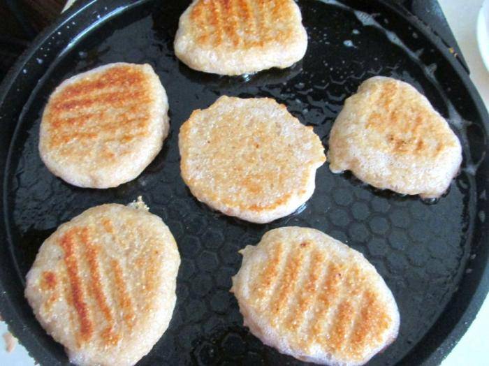 第四步:预热的电饼铛抹上花生油,直接用勺子把麦米糊舀了放到电饼铛中