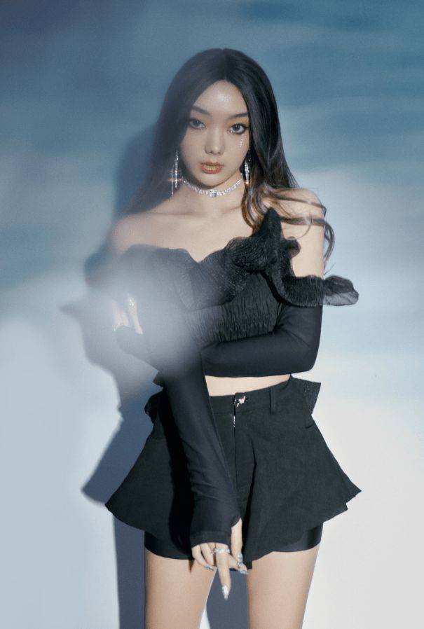 黑色|李紫婷腰有多细?最小码短裙还得加腰带,秀出“巴掌腰”惹人爱