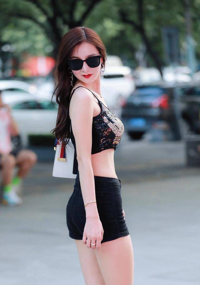 肚脐|街头美女肚脐夹克的紧身牛仔裤，让姐姐清纯靓丽，优雅迷人！