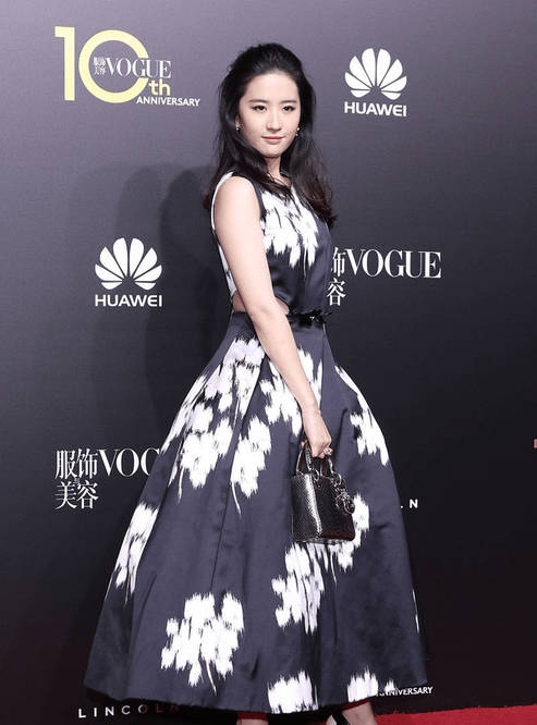 身材|刘亦菲穿镂空装走红毯,身材优势没发挥出来,腰部勒出明显赘肉!