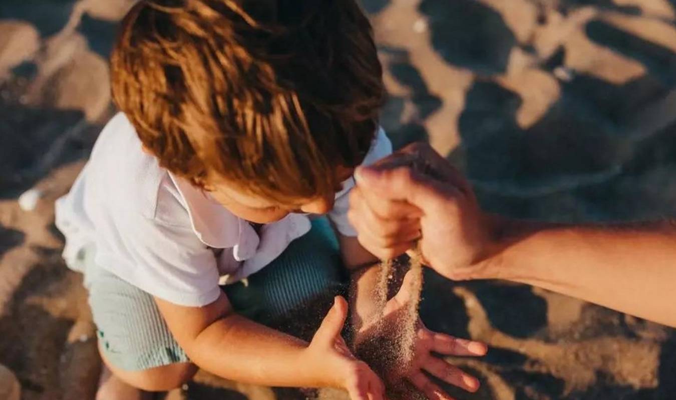 家长|女童午饭吃得少，幼儿园老师将其留在教室反思，随后女童坠落一楼
