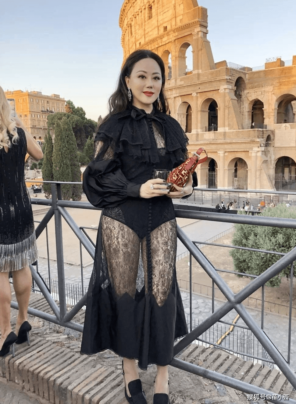 章小蕙|章小蕙的上流贵妇生活让人羡慕，穿白衬衫配半身裙，高级感藏不住