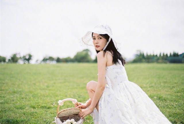 显得|白鹿不愧是于正力捧的人，穿碎花裙扮邻家女孩，清丽脱俗美成初恋