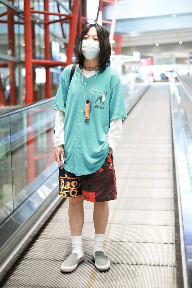 中性|长发的窦靖童也挺潇洒的，中分头发有点“油”，但率性穿搭不违和