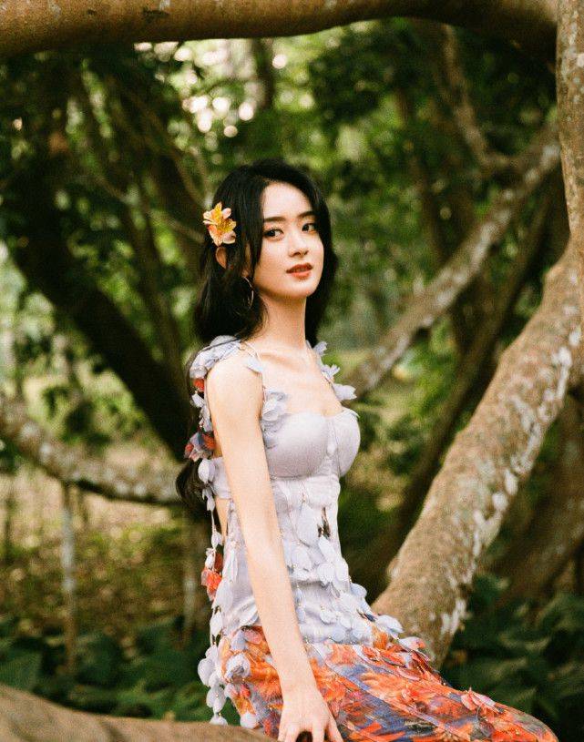 赵丽颖|赵丽颖晒美照，小圆脸精致又可爱，穿羽毛裙变身小仙子