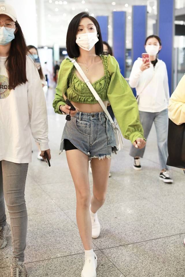 姐妹|吴宣仪穿得挺凉快的，露脐装露出小蛮腰，看上去时尚又充满魅力