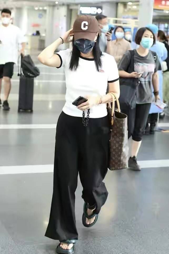 黑色|那英没有明星包袱,穿白T配“大裤衩”就出门,依然还有大姐范儿