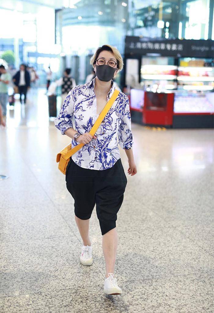 整体|57岁毛阿敏时髦过头，花衬衫配黑裤衩个性又拉风，一头金发显叛逆