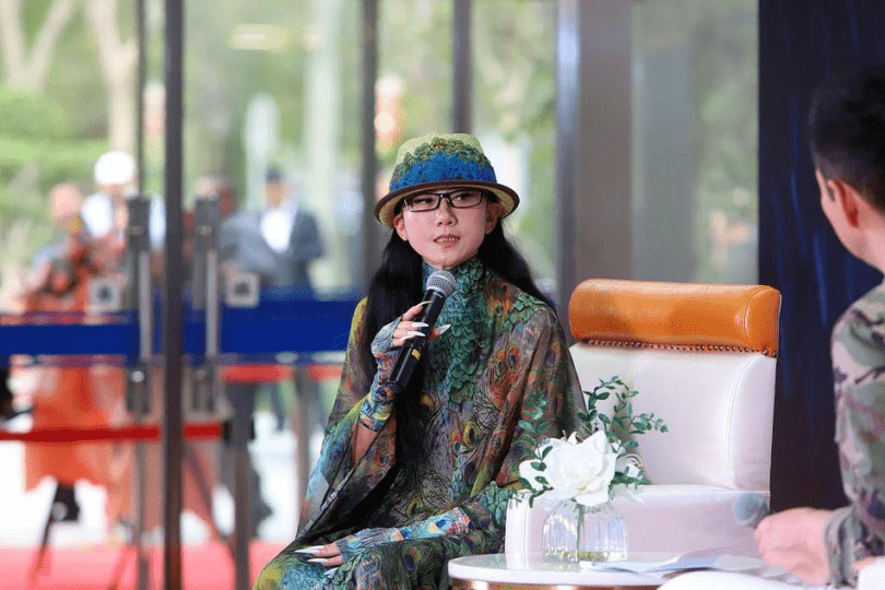 感觉|62岁长这样？杨丽萍身穿孔雀长裙仙气十足，白里透红皮肤如少女般