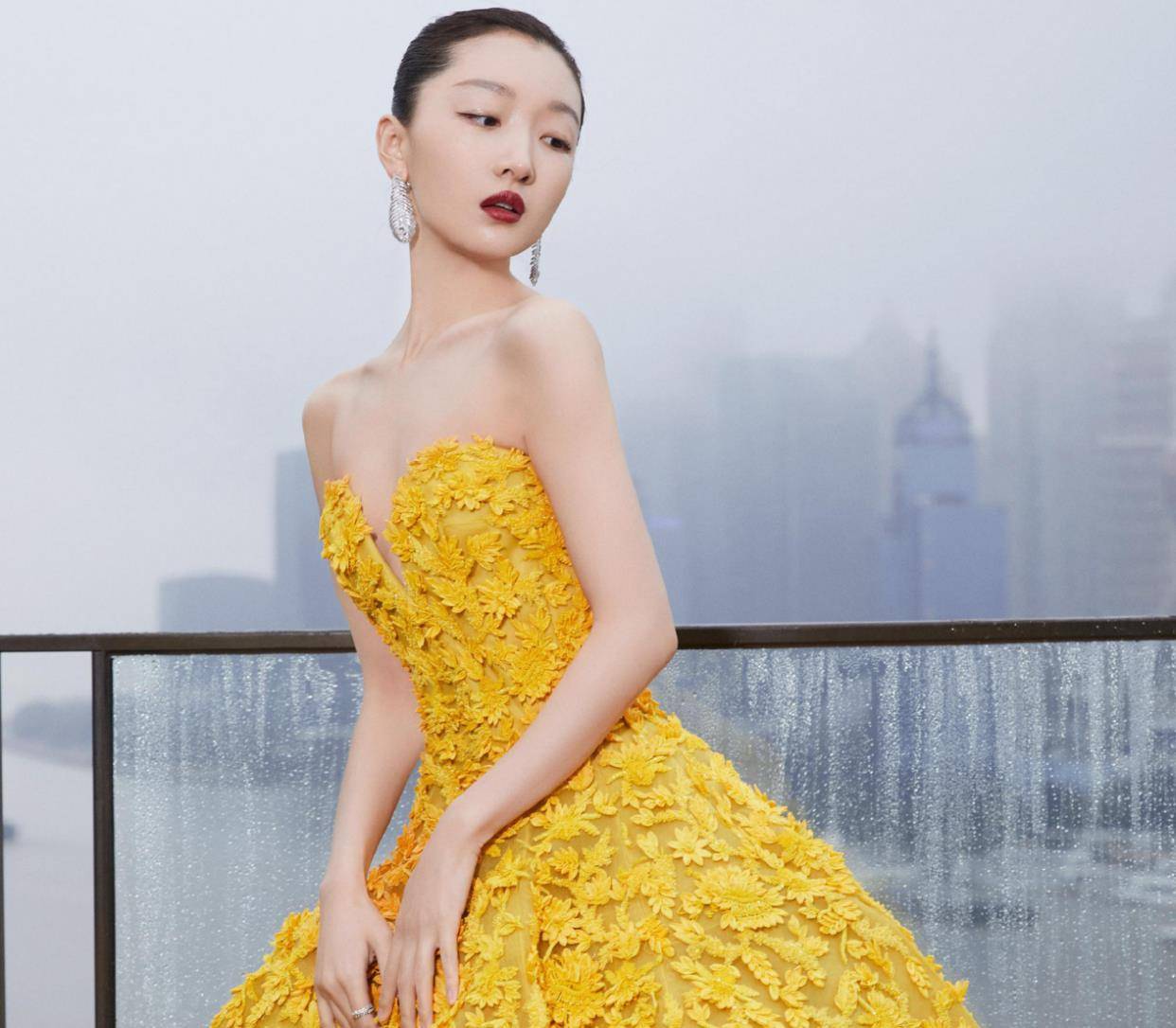 周冬雨|周冬雨穿衣终于有突破，下身勒成了三角形，时尚又好看