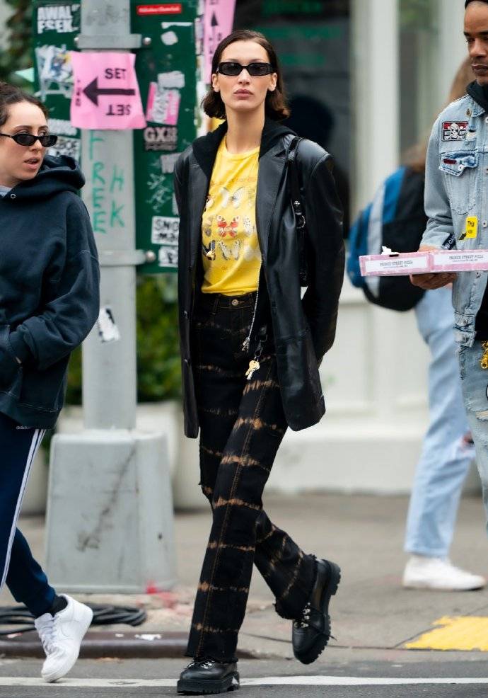 Gigi|超模贝拉难得休闲,内搭黄色衬衣朝气满满,下穿蛇皮裤秀长直腿