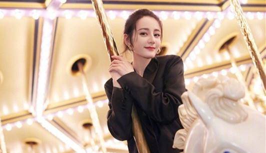 迪丽热巴|迪丽热巴游迪士尼，穿“儿童背心”腰细似塔尖，玩泡泡变在逃公主