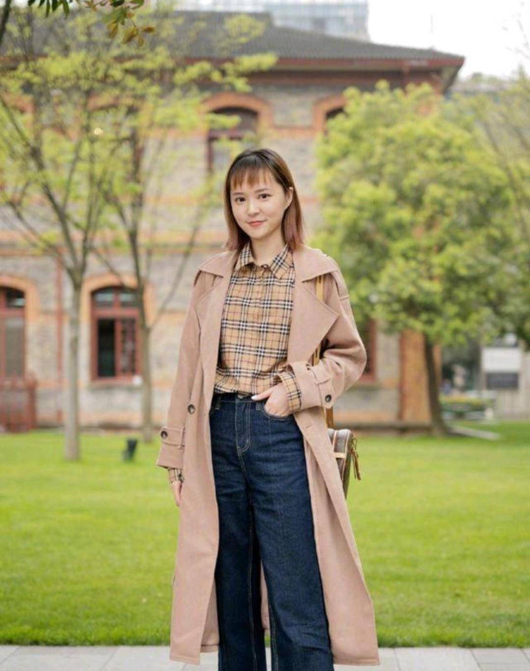 同时又|不要再穿过时外套了，如今流行穿风衣，这么穿让你时尚又好看