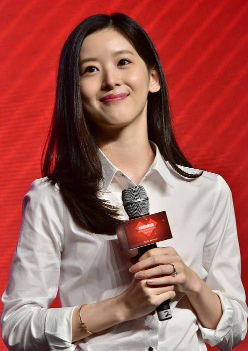 黑色|章泽天越来越像“老板娘”，脚踩黑色高跟鞋，职场风满满