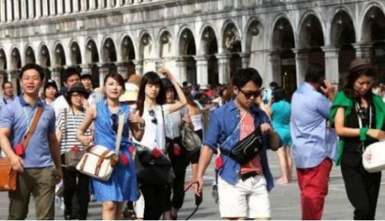 外国游客不解：为何中国人旅游都带行李箱，背包不是更方便？