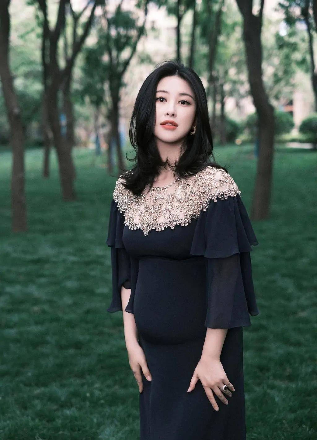 朱珠|孕妇也能这么迷人，挺大肚子的朱珠出席活动，一袭蓝裙美得不像话